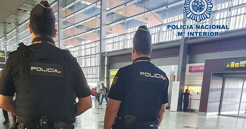 Agentes de la Policía Nacional en el Aeropuerto de Gran Canaria/TA.